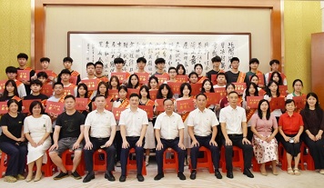 暖心護航夢想，共赴青春新程 ▏廣東霸王花集團舉行2025年員工子女高考獎學金發放儀式