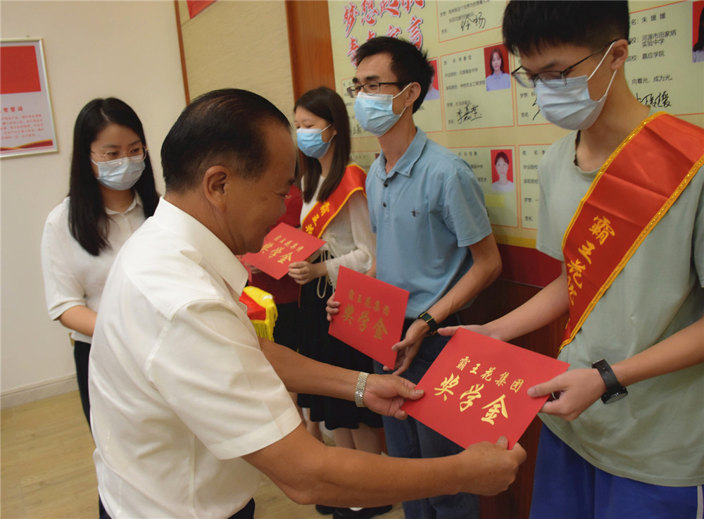 1630316793900489.jpg 董事長頒發(fā)獎學(xué)金.jpg