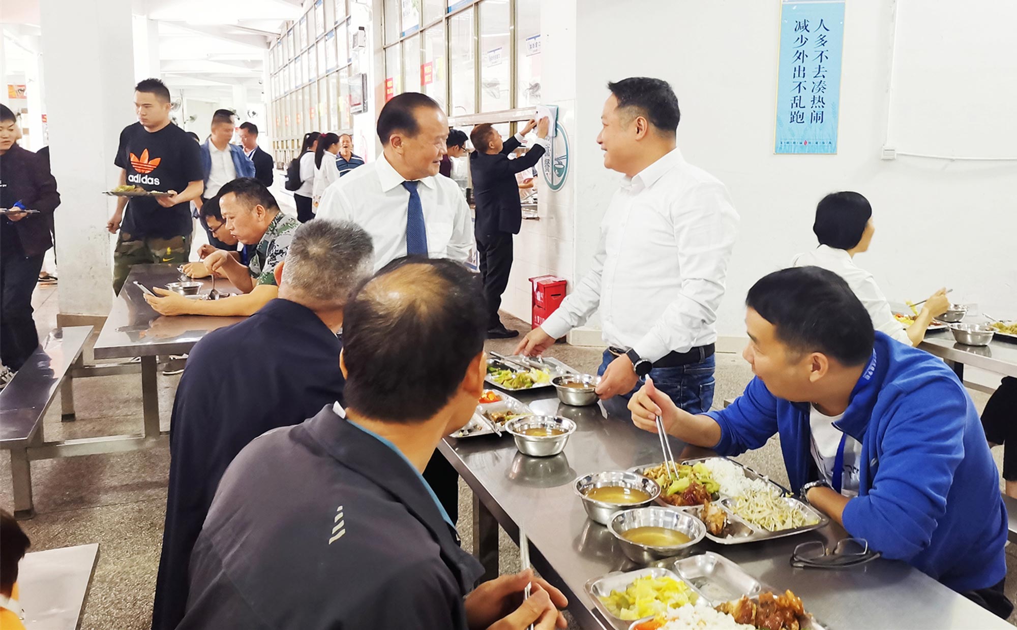 集團董事長朱日楊與后勤人員談話.jpg