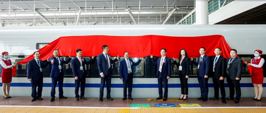 朱日楊董事長、朱榮業(yè)總裁等人共同為車身貼揭幕.jpg