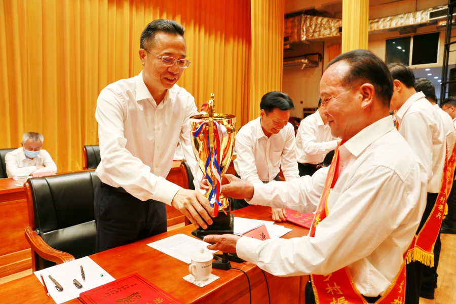 市委書記、市人大常委會主任林濤（左一）為朱日楊董事長（右一）頒發(fā)獎杯.jpg